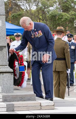 Prinz Charles und Camilla Herzogin von Cornwall nehmen an einer Kranzverlegung im Mt Roskill war Memorial Park während ihres königlichen Besuchs in Neuseeland Teil Stockfoto