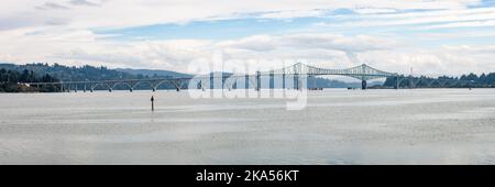 North Bend, OR, USA - 18. September 2022; Panoramasicht auf die McCullogh Memorial Bridge in North Bend, Oregon Stockfoto