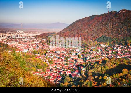 Brasov, Rumänien. Panoramablick auf den Tampa Mountain und die historische Stadt in Siebenbürgen, im Herbst landschaftlich reizvoll. Stockfoto