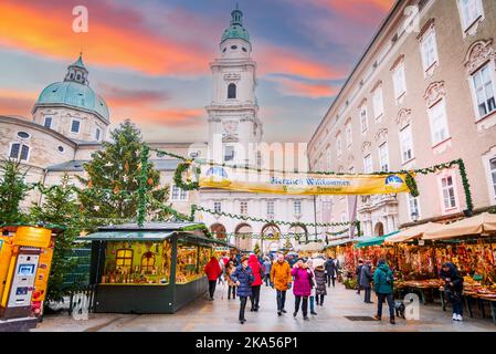 Salzburg, Österreich - Dezember 2018. Weihnachtsmarkt in der schönen österreichischen Stadt, Christkindlmarkt der Salzburger Advent. Stockfoto
