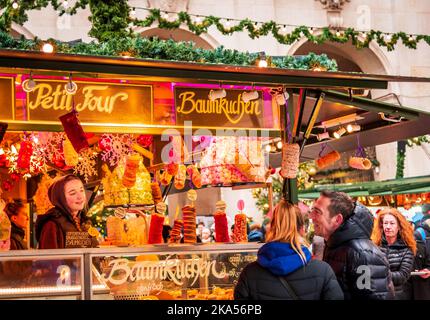 Salzburg, Österreich - Dezember 2018. Weihnachtsmarkt in der schönen österreichischen Stadt, Christkindlmarkt der Salzburger Advent. Stockfoto