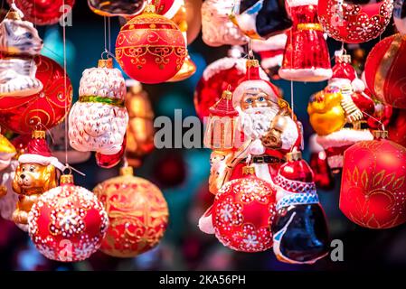 Salzburg, Österreich. Weihnachtsmann-Dekorationen auf dem Christkindlmarkt Weihnachtsmarkt, Salzburger Advent. Stockfoto