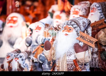 Salzburg, Österreich. Weihnachtsmann-Dekorationen auf dem Christkindlmarkt Weihnachtsmarkt, Salzburger Advent. Stockfoto