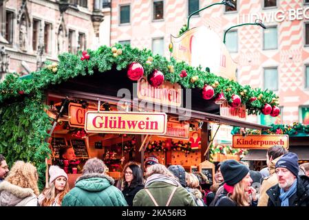 München, Deutschland - Dezember 2018: Weihnachtsmarkt auf dem Marienplatz, Bayern Winter Weihnachtsmärkte. Stockfoto