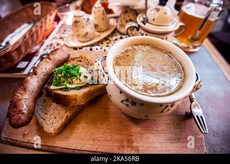 Warschau, Polen. Zuek, polieren traditionelle Suppe Rezept mit Eiern und Wurst, touristische Restaurant Teller. Stockfoto