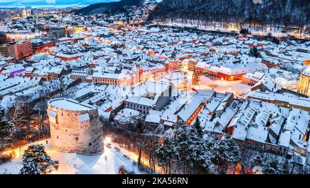 Brasov, Rumänien. Winter Christmas Drone Ansicht des Weißen Turms, des Rathausplatzes und des Weihnachtsbaums, Siebenbürgens Wahrzeichen in Osteuropa. Stockfoto