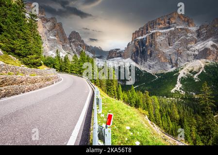 Sella Pass, Italien. Atemberaubende Landschaften Dolomiten Alpen, mit dem Berg Sass Pordoi (2950 m hoch), Landschaft von Sudtirol, Trentino Alto-Adige italienische Region Stockfoto