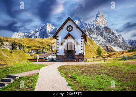 Passo Rolle, Italien. Atemberaubende Herbstlandschaft der Dolomiten, Chiesetta di Passo Rolle und Monte Cimon della Pala (3184 m). Landschaft von Sudtirol, T Stockfoto