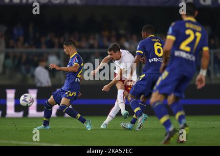 Verona, Italien, 31.. Oktober 2022. Andrea Belotti von AS Roma schießt während des Serie-A-Spiels im Stadio Marcantonio Bentegodi, Verona, nach Torbögen. Bildnachweis sollte lauten: Jonathan Moscrop / Sportimage Stockfoto