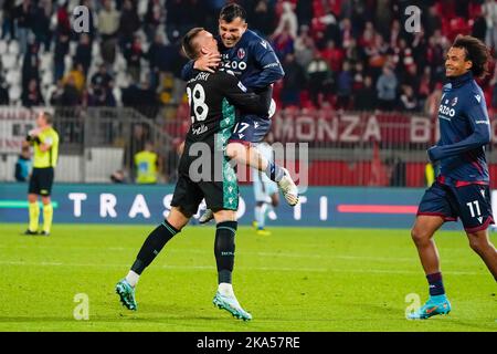 Monza, Italien - 31. Oktober 2022, Lucasz Skorupski (#28 FC Bologna) und Gary Medel (#17 FC Bologna) feiern während der italienischen Meisterschaft Serie A Fußballspiel zwischen AC Monza und FC Bologna am 31. Oktober 2022 im U-Power Stadium in Monza, Italien - Foto Morgese-Rossini / DPPI Stockfoto