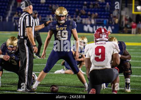 Annapolis, Maryland, USA. 29. Oktober 2022. Navy Long Snapper BYRON RHODES (49, Mitte) bekommt ein Pat von Schiedsrichter BILL LAMKIN (links) beim Navy gegen Temple Fußballspiel im Navy-Marine Corps Memorial Stadium in Annapolis, Maryland am 29. Oktober 2022. (Bild: © Kai Dambach/ZUMA Press Wire) Stockfoto