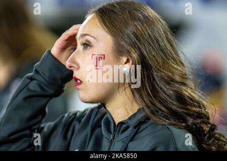 Annapolis, Maryland, USA. 29. Oktober 2022. Ein Temple Cheerleader beobachtet am 29. Oktober 2022 das Fußballspiel Navy vs. Temple im Navy-Marine Corps Memorial Stadium in Annapolis, Maryland. (Bild: © Kai Dambach/ZUMA Press Wire) Stockfoto