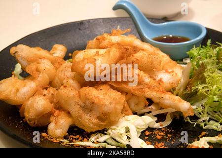 Chinesischer gebratener Tintenfisch im Teig, Hongkong, China. Stockfoto