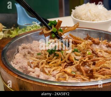 Gedünstetes Schweinefleisch mit gesalzenem Fischkuchen, Hongkong, China. Stockfoto