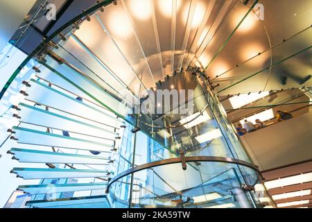 Moderne Glastreppe Silhouette von Menschen zu Fuß in shanghai china Stockfoto