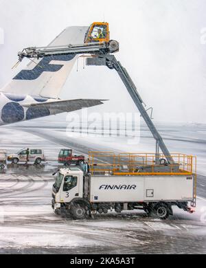 HELSINKI, FINNLAND, FEBRUAR 15 2022, Ein Enteisungsgerät (Anti-Icing) für Flugzeuge mit moderner Enteisungstechnologie und Hydraulikanlage Stockfoto