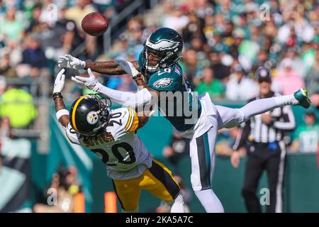 Philadelphia, Pennsylvania, USA. 30. Oktober 2022. Philadelphia Eagles Wide Receiver QUEZ WATKINS (16) versucht, den Ball zu fangen, während der Eckpfeiler von Pittsburgh Steelers CAMERON SUTTON (20) während eines Spiels in der Woche 8 zwischen den Philadelphia Eagles und dem Pittsburgh Steelers Sunday am Lincoln Financial Field verteidigt. (Bild: © Saquan Stimpson/ZUMA Press Wire) Stockfoto