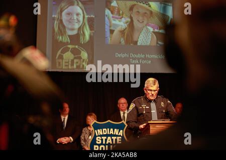 Bloomington, Usa. 31. Oktober 2022. Doug Carter, Superintendent der Indiana State Police, meldet in einer Pressemitteilung, dass Richard M. Allen aus Delphi im Mordfall von Abby Williams und Libby German in Delphi verhaftet wurde. Ein Mann aus Delphi, Indiana, Richard Allen, wurde wegen der 2017 Morde an den Achtklässlern Abby Williams, 13, und Libby German, 14, verhaftet, teilte Doug Carter, Superintendent der Indiana State Police, auf einer Pressekonferenz mit. Kredit: SOPA Images Limited/Alamy Live Nachrichten Stockfoto