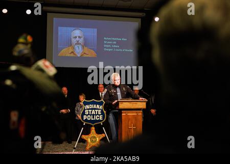 Bloomington, Usa. 31. Oktober 2022. Doug Carter, Superintendent der Indiana State Police, meldet in einer Pressemitteilung, dass Richard M. Allen aus Delphi im Mordfall von Abby Williams und Libby German in Delphi verhaftet wurde. Ein Mann aus Delphi, Indiana, Richard Allen, wurde wegen der 2017 Morde an den Achtklässlern Abby Williams, 13, und Libby German, 14, verhaftet, teilte Doug Carter, Superintendent der Indiana State Police, auf einer Pressekonferenz mit. Kredit: SOPA Images Limited/Alamy Live Nachrichten Stockfoto