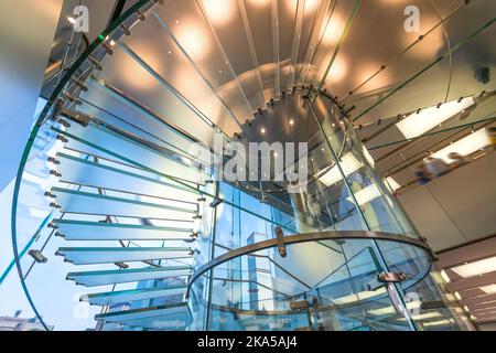 Moderne Glastreppe Silhouette von Menschen zu Fuß in shanghai china Stockfoto