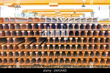 Stahlrohre auf dem Rack Stockfoto