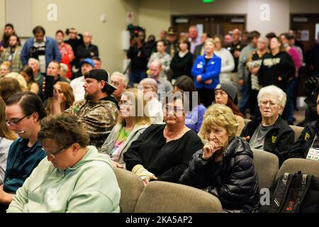 Bloomington, Usa. 31. Oktober 2022. Mitglieder der Delphi-Gemeinschaft, die Medien und andere hören während einer Pressemitteilung zu, um bekannt zu geben, dass Richard M. Allen aus Delphi im Mordfall von Abby Williams und Libby German in Delphi verhaftet wurde. Ein Mann aus Delphi, Indiana, Richard Allen, wurde wegen der 2017 Morde an den Achtklässlern Abby Williams, 13, und Libby German, 14, verhaftet, teilte Doug Carter, Superintendent der Indiana State Police, auf einer Pressekonferenz mit. (Foto von Jeremy Hogan/SOPA Images/Sipa USA) Quelle: SIPA USA/Alamy Live News Stockfoto