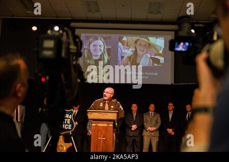 Bloomington, Usa. 31. Oktober 2022. Carroll County Sheriff Tobias Leazenby spricht in einer Pressemitteilung, um bekannt zu geben, dass Richard M. Allen aus Delphi im Mordfall von Abby Williams und Libby German in Delphi verhaftet wurde. Ein Mann aus Delphi, Indiana, Richard Allen, wurde wegen der 2017 Morde an den Achtklässlern Abby Williams, 13, und Libby German, 14, verhaftet, teilte Doug Carter, Superintendent der Indiana State Police, auf einer Pressekonferenz mit. (Foto von Jeremy Hogan/SOPA Images/Sipa USA) Quelle: SIPA USA/Alamy Live News Stockfoto