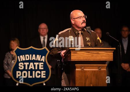 Bloomington, Usa. 31. Oktober 2022. Carroll County Sheriff Tobias Leazenby spricht in einer Pressemitteilung, um bekannt zu geben, dass Richard M. Allen aus Delphi im Mordfall von Abby Williams und Libby German in Delphi verhaftet wurde. Ein Mann aus Delphi, Indiana, Richard Allen, wurde wegen der 2017 Morde an den Achtklässlern Abby Williams, 13, und Libby German, 14, verhaftet, teilte Doug Carter, Superintendent der Indiana State Police, auf einer Pressekonferenz mit. (Foto von Jeremy Hogan/SOPA Images/Sipa USA) Quelle: SIPA USA/Alamy Live News Stockfoto