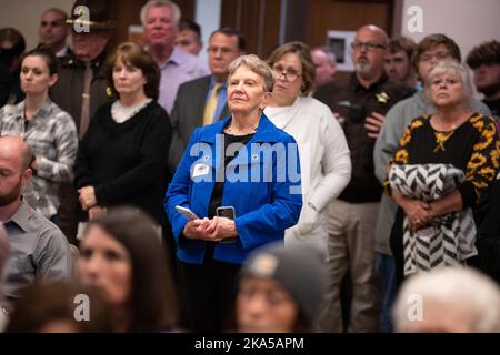 Bloomington, Usa. 31. Oktober 2022. Mitglieder der Delphi-Gemeinschaft, die Medien und andere hören während einer Pressemitteilung zu, um bekannt zu geben, dass Richard M. Allen aus Delphi im Mordfall von Abby Williams und Libby German in Delphi verhaftet wurde. Ein Mann aus Delphi, Indiana, Richard Allen, wurde wegen der 2017 Morde an den Achtklässlern Abby Williams, 13, und Libby German, 14, verhaftet, teilte Doug Carter, Superintendent der Indiana State Police, auf einer Pressekonferenz mit. (Foto von Jeremy Hogan/SOPA Images/Sipa USA) Quelle: SIPA USA/Alamy Live News Stockfoto