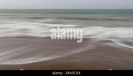 Side to Side ICM (Intentional Camera Movement) mit einer langsameren Verschlusszeit erzeugt dieses abstrakte Bild, Baker Beach, San Francisco, Kalifornien Stockfoto