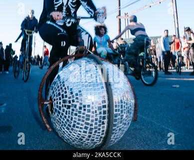 New York, Usa. 29. Oktober 2022. Skeletttauglicher Mann fährt ein Fahrrad, dessen Räder durch Diskokugeln ersetzt wurden. Hunderte von kostümierten Nachtschwärmern versammeln sich, um modifizierte Fahrräder zu fahren und an einem großen Fahrrad-Wettkampf im Vorkampf gegen Halloween teilzunehmen. Kredit: SOPA Images Limited/Alamy Live Nachrichten Stockfoto