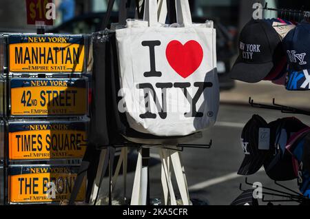 Ich liebe die New Yorker Tasche, die an einem Herbstnachmittag in Lower Manhattan mit anderen New Yorker Souvenirs an einer Ecke der Chinatown Street hängt. Stockfoto