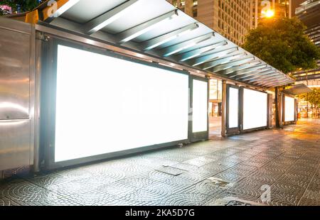 Leere Plakat an Bushaltestelle in der Nacht Stockfoto