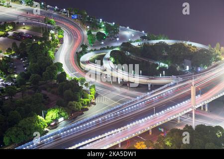 Überführung der leichte Wanderwege, schöne Kurven. Stockfoto