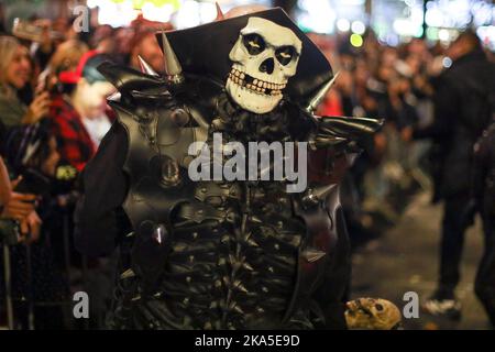 New York City, US, 31/10/2022, Nachtschwärmer nehmen an der 2022 Village Halloween Parade am 31. Oktober 2022 in New York City Teil. Quelle: Brazil Photo Press/Alamy Live News Stockfoto