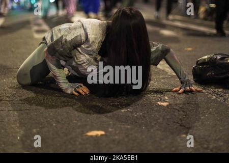 New York City, US, 31/10/2022, Nachtschwärmer nehmen an der 2022 Village Halloween Parade am 31. Oktober 2022 in New York City Teil. Quelle: Brazil Photo Press/Alamy Live News Stockfoto