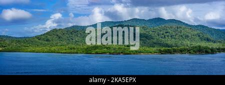 Der Hafen von Alotau am Fuße des Dschungels bedeckte die Owen Stanley Range. Milne Bay, Papua-Neuguinea Stockfoto