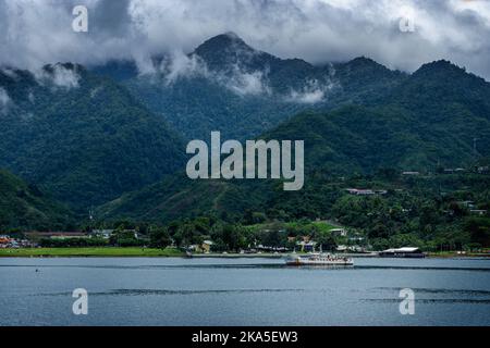 Der Hafen von Alotau am Fuße des Dschungels bedeckte die Owen Stanley Range. Milne Bay, Papua-Neuguinea Stockfoto