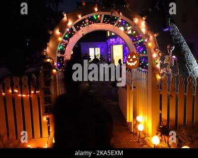 Pacific Grove, Kalifornien, USA. 31. Oktober 2022. Szenen aus dem jährlichen Halloween Trick n' Treat Abend für Kinder auf der berühmten 'Kandy Kane Lane' oder Morse Avenue, in Pacific Grove auf der Monterey Halbinsel Kalifornien Quelle: Motofoto/Alamy Live News Stockfoto