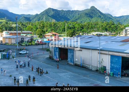 Alotau Wharf mit Township im Hintergrund, Milne Bay Province, Papua-Neuguinea Stockfoto