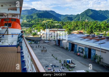 Alotau Wharf mit Township im Hintergrund, Milne Bay Province, Papua-Neuguinea Stockfoto