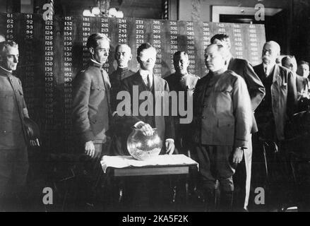 Der Kriegsminister Newton Baker zieht am 20. Juli 1917 den ersten Entwurf, da die USA sich auf den Eintritt in das Jahr WW1 einlassen Stockfoto