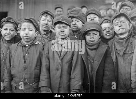 Kinderarbeit in einer Kohlemine, USA, c.. 1912. Diese Kinder sind Knaben, deren Aufgabe es war, Verunreinigungen aus der extrahierten Kohle manuell zu entfernen. Stockfoto