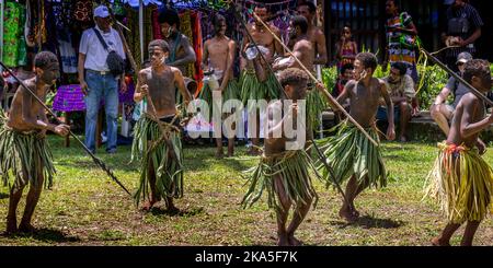 Einheimische Tänzer in traditioneller Tracht, die für Touristen beim Alotau Cultural Festival, Alotau, Milne Bay Province, Papua-Neuguinea auftreten Stockfoto