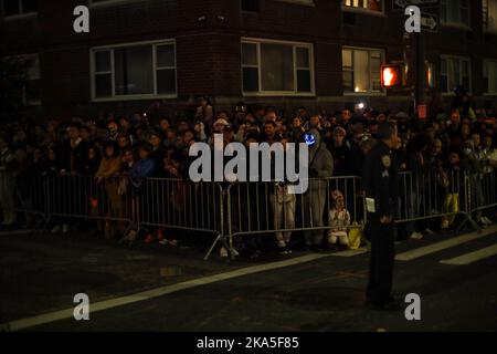 New York, New York, USA. 31. Oktober 2022. Nachtschwärmer besuchen die 2022 Village Halloween Parade am 31. Oktober 2022 in New York City. (Bild: © William Volcov/ZUMA Press Wire) Stockfoto