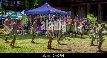 Einheimische Tänzer in traditioneller Tracht, die für Touristen beim Alotau Cultural Festival, Alotau, Milne Bay Province, Papua-Neuguinea auftreten Stockfoto