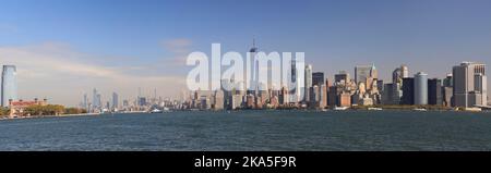 Panoramablick auf die Wolkenkratzer von New York City (Lower Manhattan) und Ellis Island vom Wasser aus gesehen, USA Stockfoto
