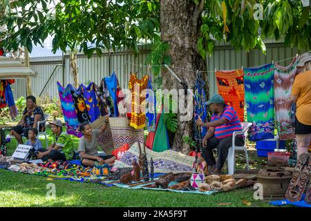 Stallbesitzer, die verschiedene handgefertigte Handwerke verkaufen und ausstellen Alotau Cultural Festival, Alotau, Milne Bay Province, Papua-Neuguinea Stockfoto