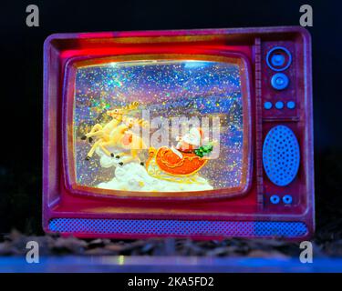 Weihnachten Fernsehen TV Dekoration Ornament Santa in einem Schlitten Stockfoto