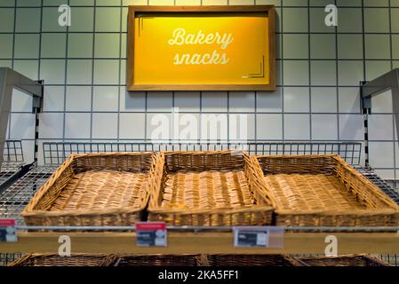 Leere Regale Bäckerei Snacks Versorgung Probleme Krieg Panik Kauf etc Stockfoto